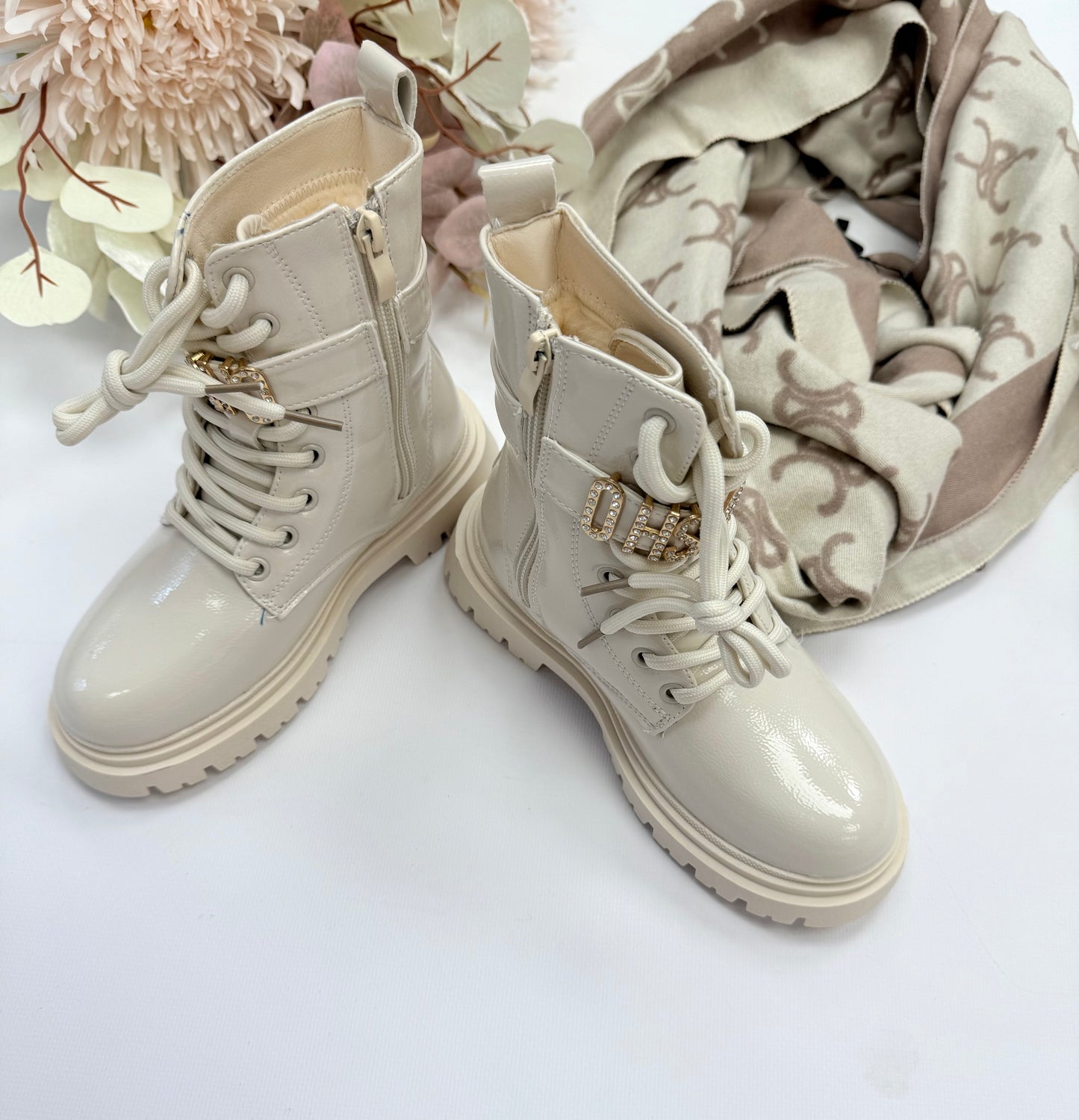 Beige winter boots