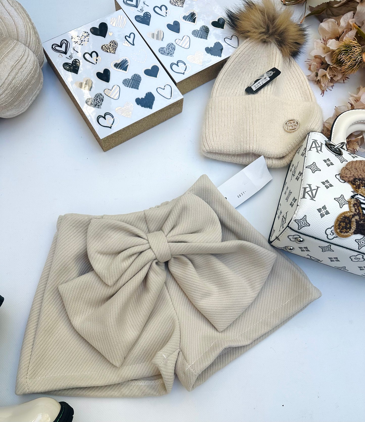 Beige bow shorts