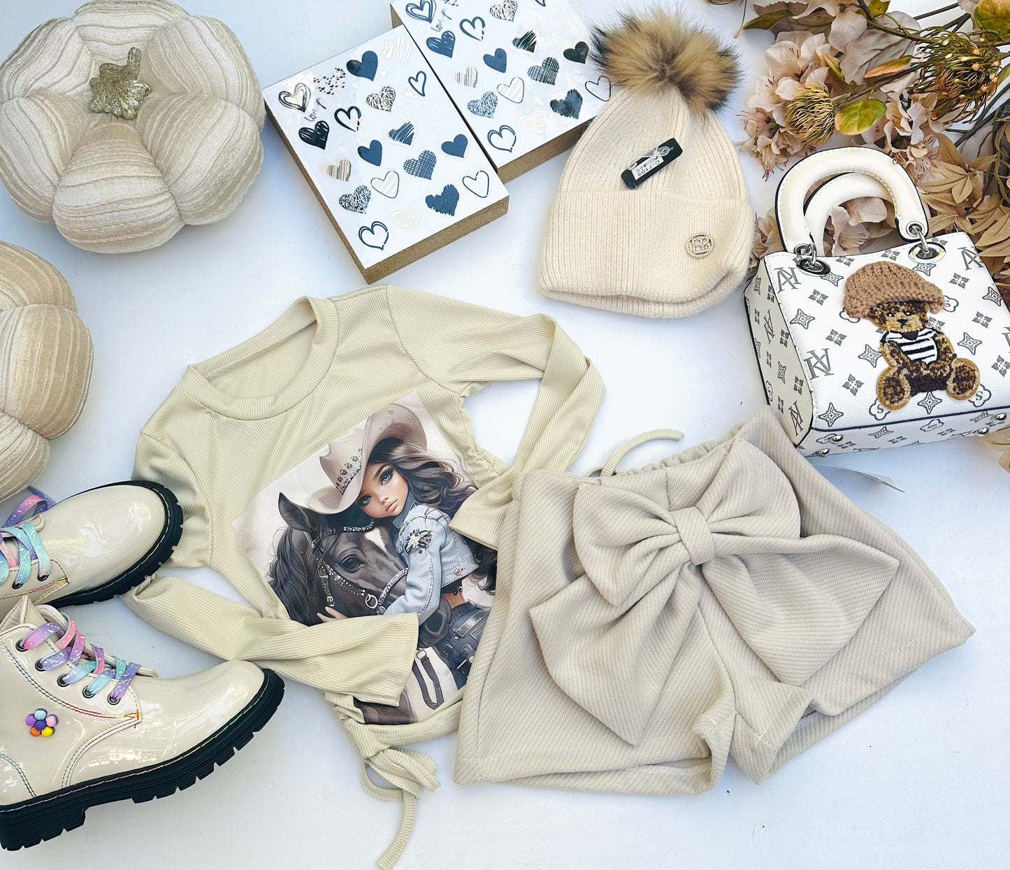 Beige bow shorts