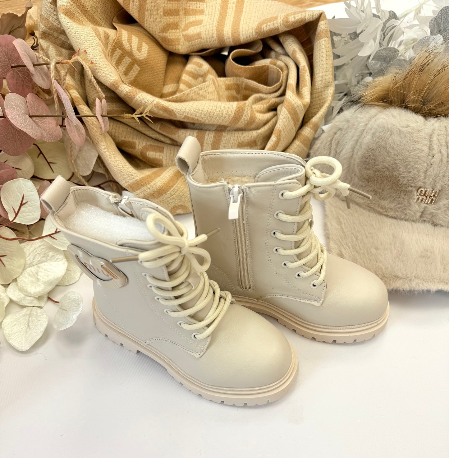 Beige winter boots