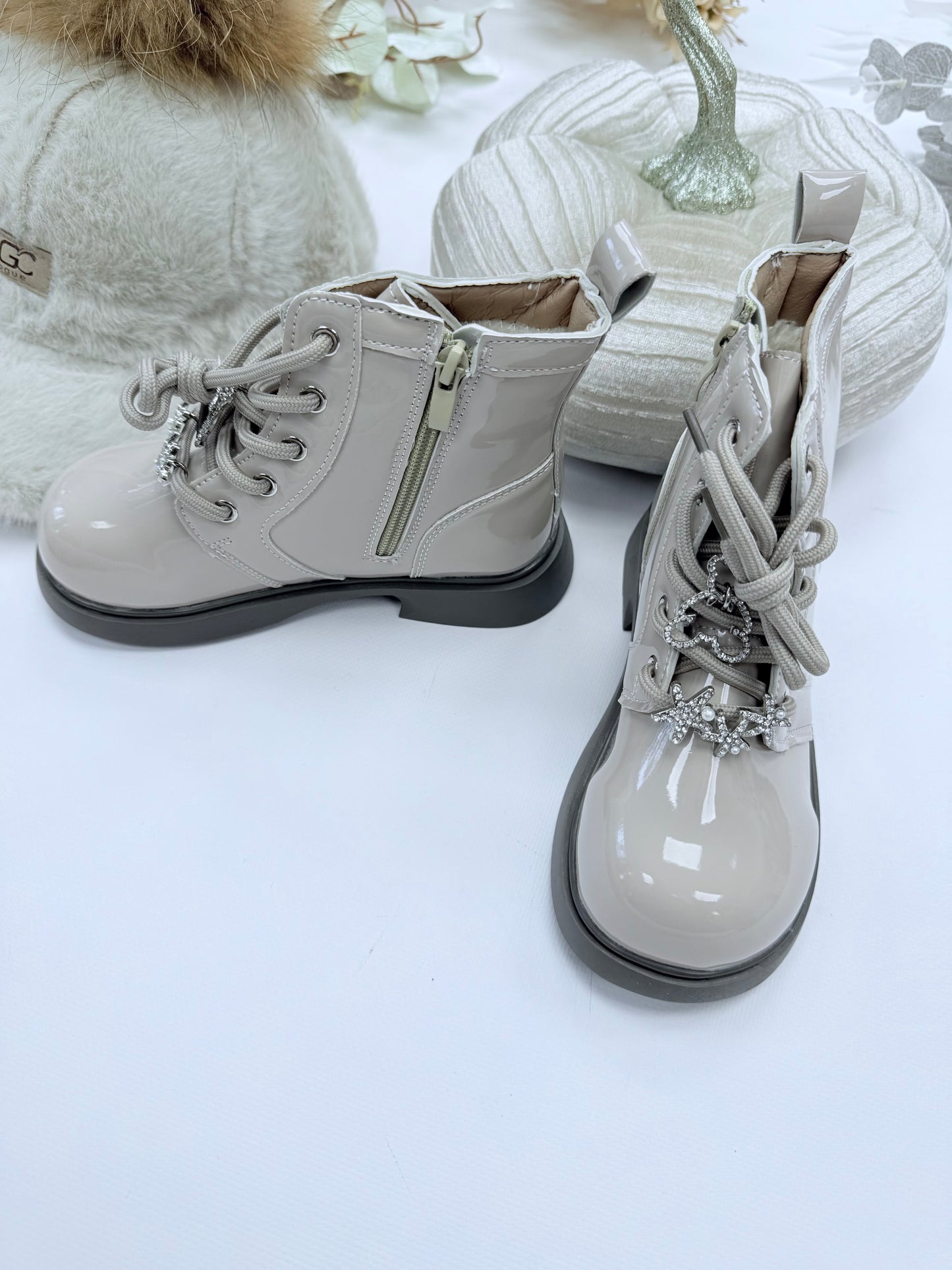 Beige winter boots