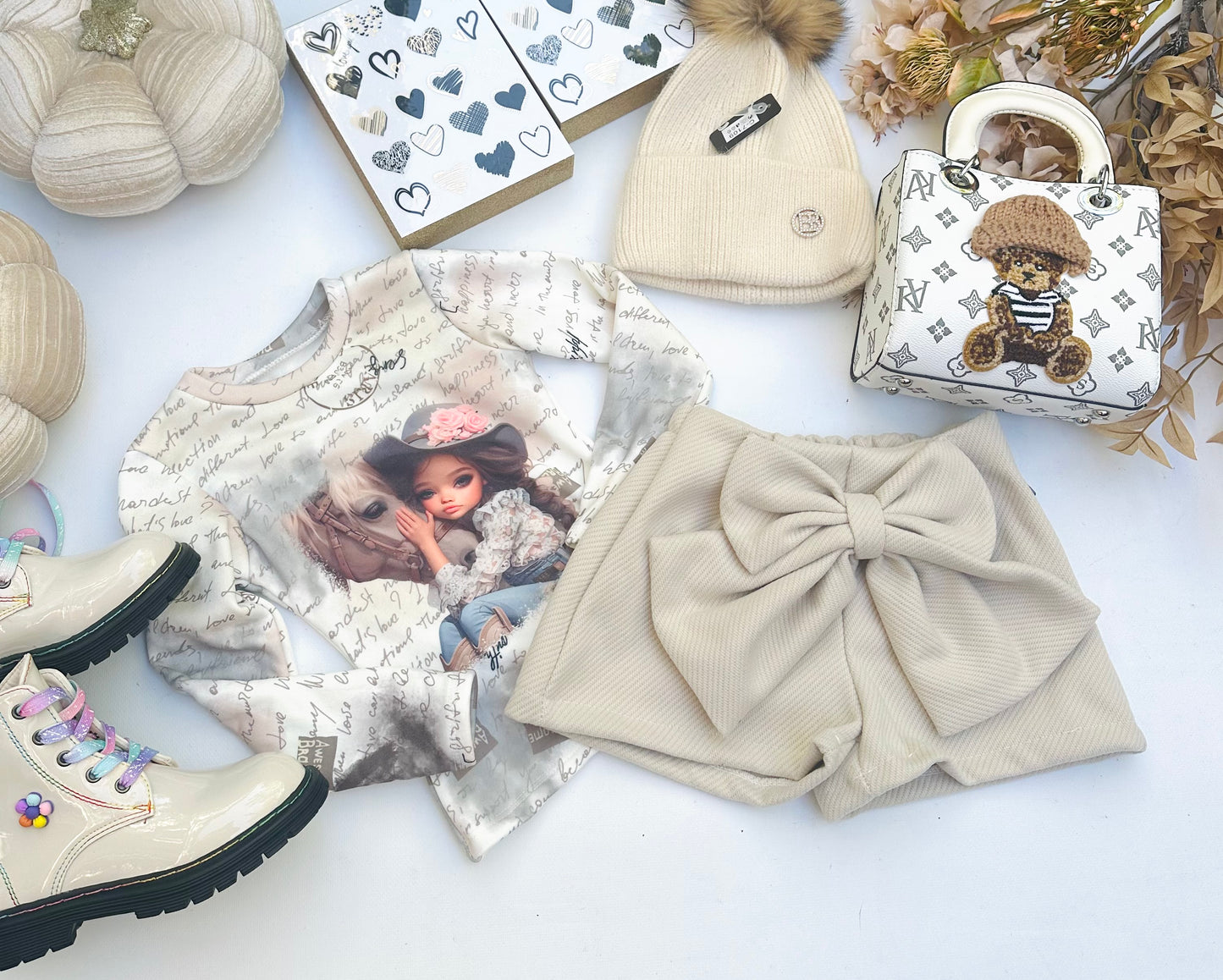 Beige bow shorts