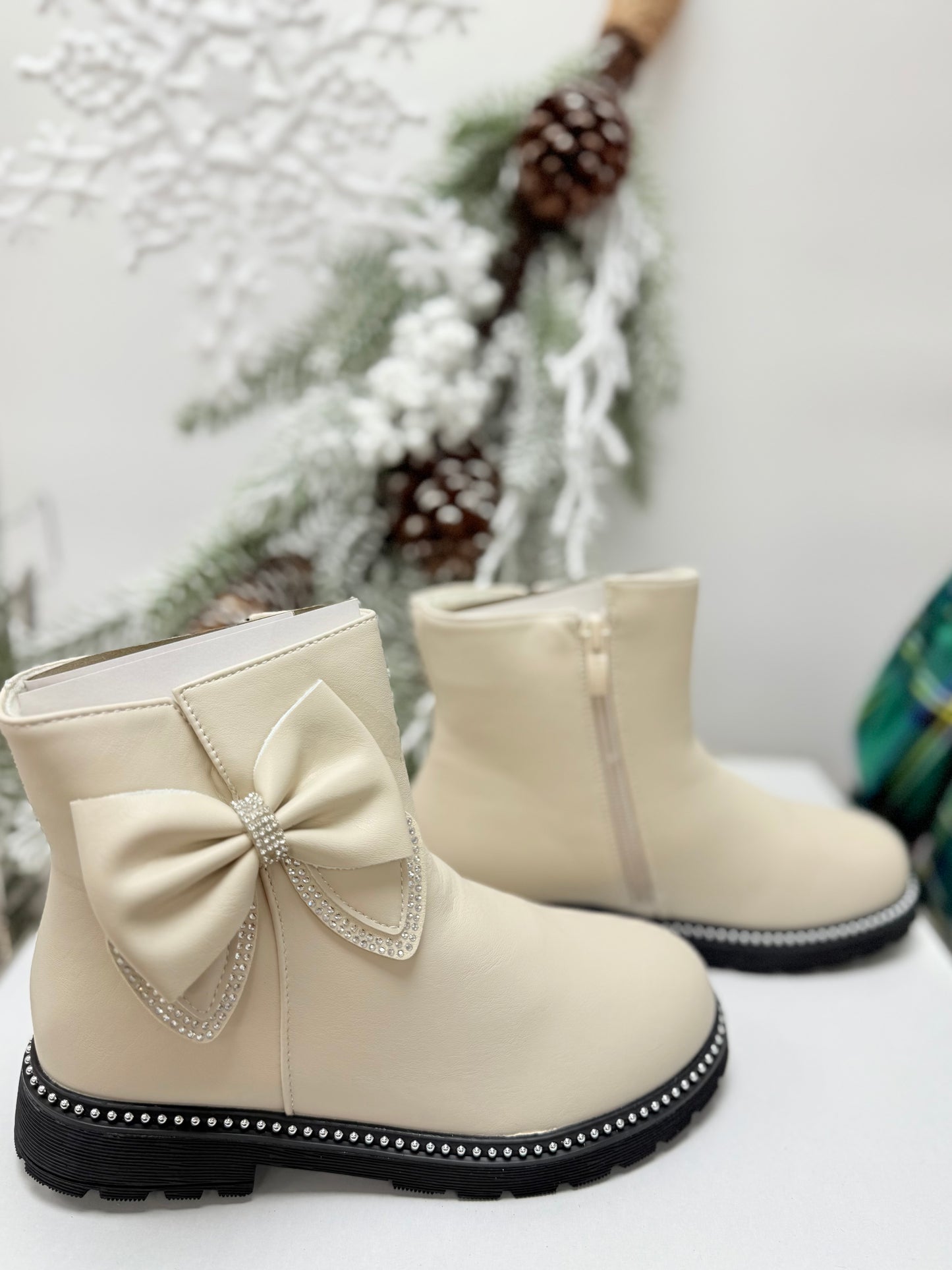 Beige bow boots