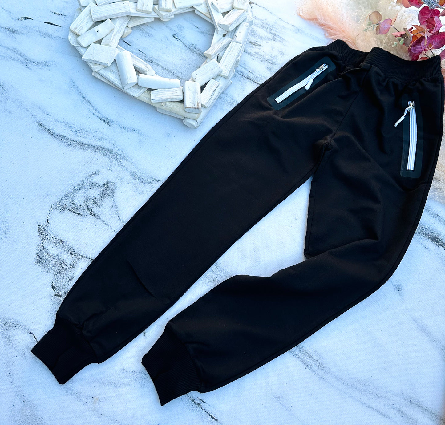 Black pants ( white )