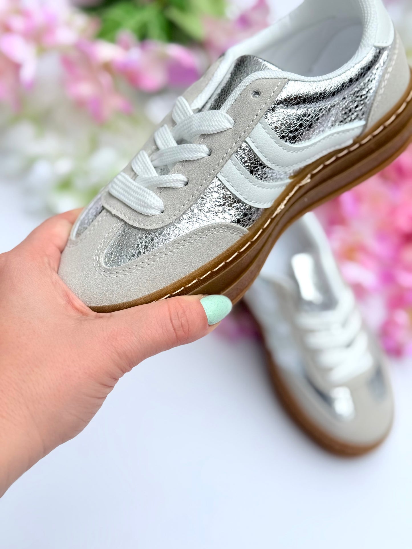 Silver snaekers