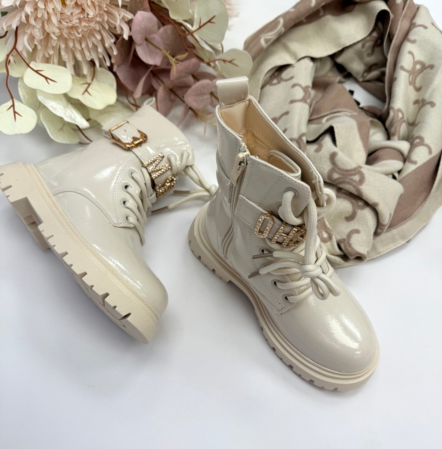 Beige winter boots